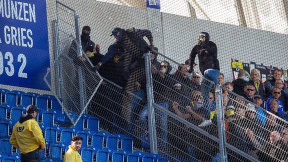 Fanausschreitungen der Leipziger Fans , Pyrotechnik , Polizei und Ordner werden mit bengalischen Fackeln beworfen.