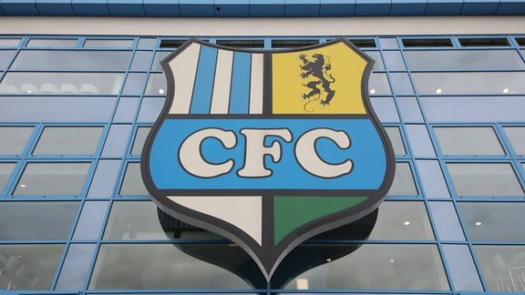 Logo des Chemnitzer FC am Stadion an der Gellertstraße.