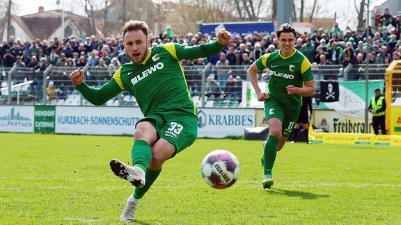 Denis Jäpel (33, Chemie) verwandelt einen Elfmeter zum Sieg.