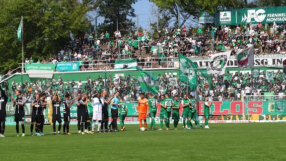 Begrüßung der Mannschaften vor Fans im Kunze-Sportpark von BSG Chemie Leipzig.