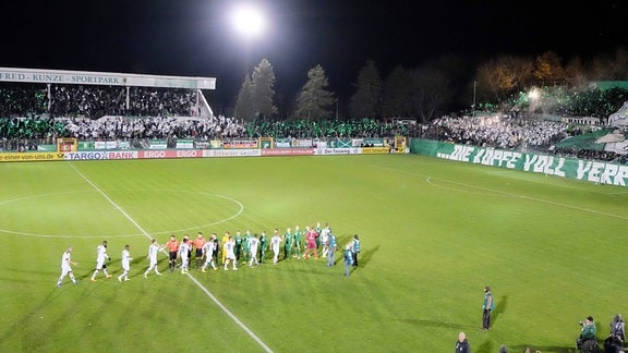 Fans von Chemie Leipzig beim ersten Spiel unter Flutlicht im Alfred-Kunze-Sportpark