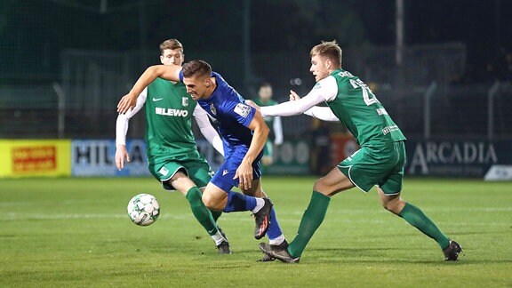 Jan DAHLKE 9, Carl Zeiss Jena - am Ball gegen Philipp HARANT 28, Chemie