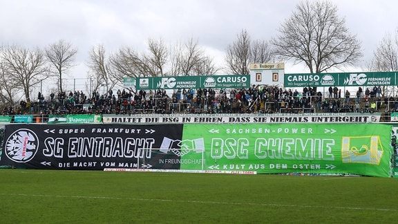 Fans von Chemie feiern die Fanfreundschaft zur SG Eintracht Frankfurt