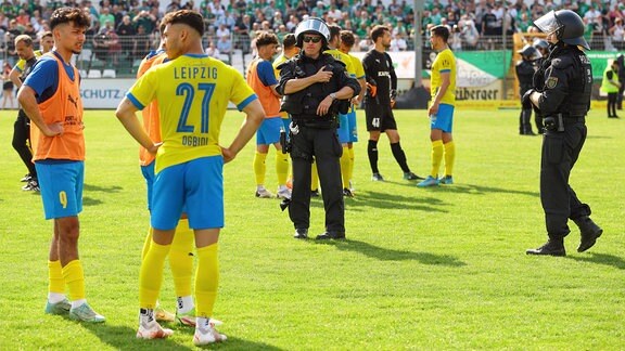 Polizei auf dem Spielfeld.