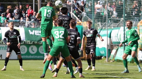 Tobias Reithmeir (13, Chemie Leipzig) gegen Yanick Abayomi (28, VFC Plauen) im Kopfbal-Duell