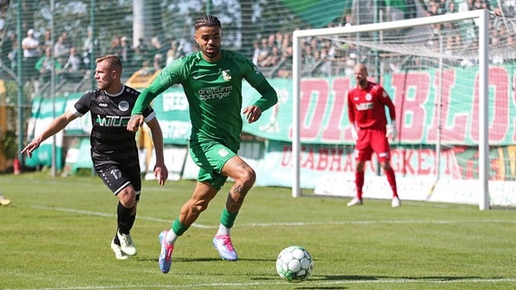 Stanley Ratifo (30, Chemie Leipzig) am Ball.