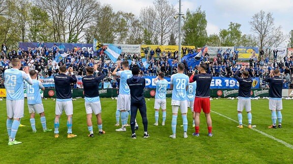 Chemnitzer Spieler bedanken sich nach Spielende bei den Fans