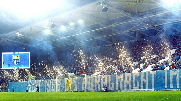 Stimmungsvolle Atmosphäre auf der Südtribüne des Chemnitzer Stadions.