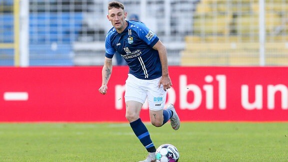 Christian Bickel 7, Chemnitzer FC, am Ball.