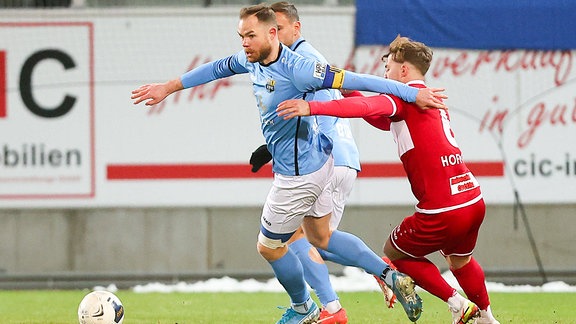 Zweikampf zwischen Tobias Müller (38, Chemnitz) und Jonas Hofmann (6, Cottbus) im Spiel Chemnitzer FC gegen FC Energie Cottbus