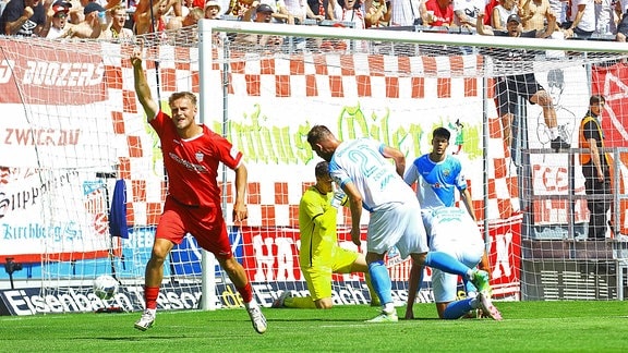 Zwickaus Luis Klein jubelt nach dem 0:1