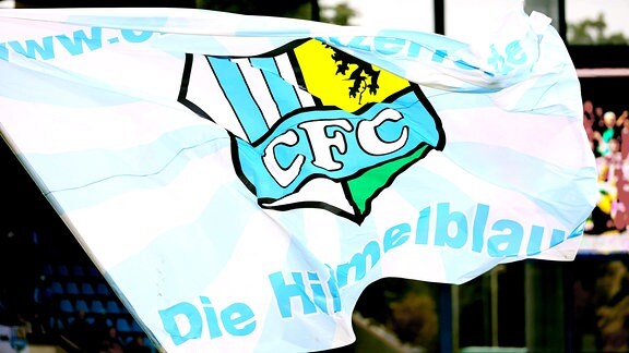 Im Bild - Fahne mit dem Logo des Chemnitzer FC.