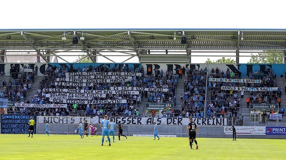 Fans Chemnitz zeigen Banner gegen Vorstandsvorsitzende Romy Polster und Sportdirektor Marc Arnold