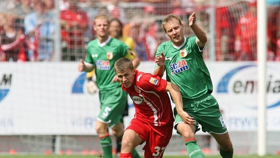 Nils Miatke (Cottbus, li.) gegen Dominik Reinhardt (Augsburg)