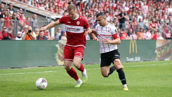 13 Eric Hottmann Energie Cottbus, l., 5 Andrej Startsev FC Rot-Weiß Erfurt