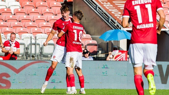 Im Bild: li. Tim Heike (Energie Cottbus) jubelt nach seinem Tor zum 1:1 mit Maximilian Oesterhelweg (Energie Cottbus) 