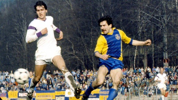 imago/Kruczynski Damian Halata (Lok Leipzig, re.) gegen Andre Köhler (Aue), in der Oberliga-Saison 1988/1989 im Spiel BSG Wismut Aue - 1. FC Lok Leipzig