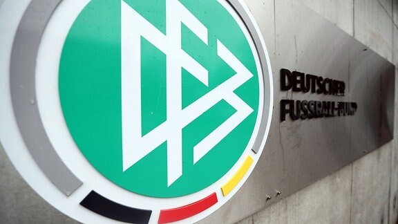 Das Logo des DFB an der DFB-Zentrale in Frankfurt 