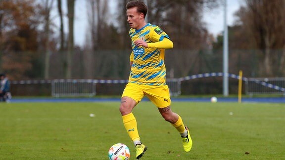 Jona Renner, Eintracht Braunschweig, am Ball.