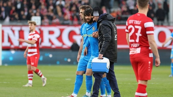 Leipzigs Zak Paulo Piplica verlässt verletzt das Spielfeld