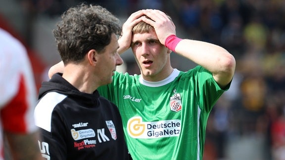 Torwart Pascal Manitz (Erfurt) enttäuscht nach dem Spiel.