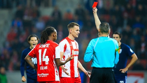 Schiedsrichter zeigt Samuel Biek (Erfurt) die  Rote Karte.