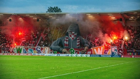Feuerwerk der Erfurter Fans zum Spielbeginn