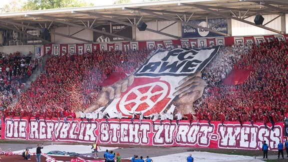 Fankurve des RWE im Spiel FC Rot Weiss Erfurt - FC Carl Zeiss Jena
