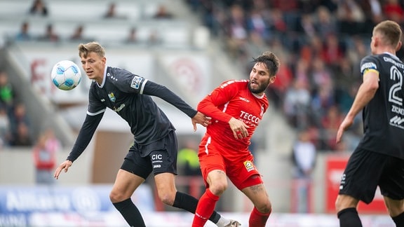 Andy Trübenbach 7 (FC Rot-Weiß Erfurt) im Zweikampf mit Felix Müller 23 (Chemnitzer FC)