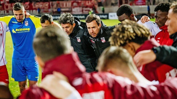 Fabian Gerber bei der Teambesprechung nach der Niederlage gegen Altglienicke