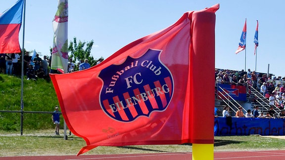  Eine Eckfahne mit dem Logo des FC Eilenburg weht im Wind.