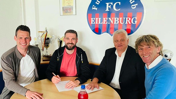 Trainer Sascha Prüfer (Zwieter von links) verlängerte seinen Vertrag um ein Jahr beim FC Eilenburg. Sportchef Stephan Hofmann, Präsident Uwe Stark und Vize-Präsident André Hund freut es.