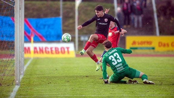 Elias Kratzer Greifswalder FC, li. schießt zum 1:0 ein. Janne Kamenz FC Eilenburg, vorne ist machtlos.