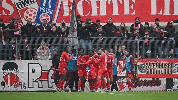 Fans und Spieler von Erfurt, Jubel nach Tor zum 1:1,