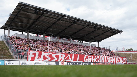 Zwickau-Fans mit großer Zaunfahne FUSSBALL GEHÖRT DEN FANS