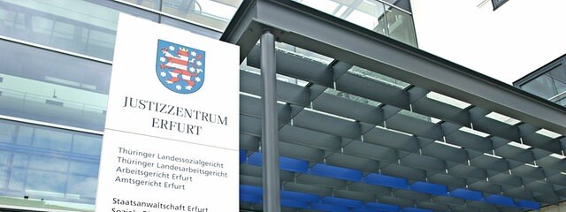 Der Eingang des neuen Justizzentrums in Erfurt