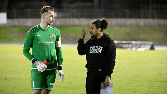 v. l. Torwart Lukas Cichos Germania Halberstadt und Trainer Manuel Rost Germania Halberstadt diskutieren