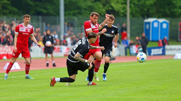 Sanddro Sengersdorf, FSV Zwickau, vs. Oliver Daedlow, Greifswalder FC, und Jahn Herrmann, FSV Zwickau