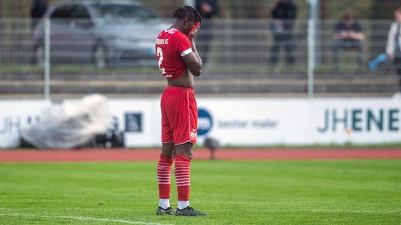 Oluwatobiloba Adewole, Greifswalder FC, ist enttäuscht.