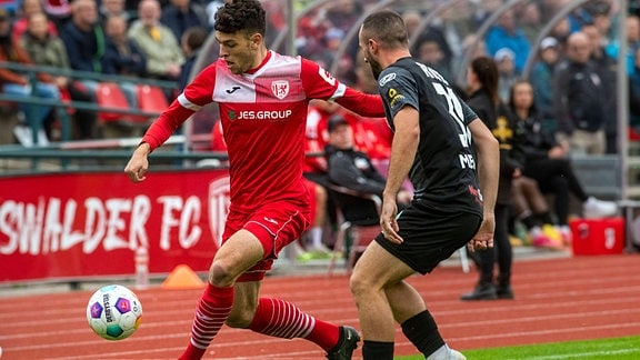 Jannis Farr (Greifswalder FC) gegen Artur Mergel (FC Rot Weiß Erfurt)