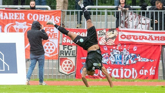 Caniggia Ginola Elva (FC Rot Weiß Erfurt) feiert sein Tor zum 1:0 mit einem Salto.