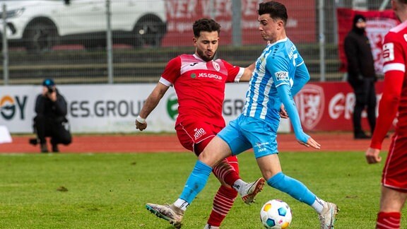 Can Coskun (Greifswalder FC, li.) gegen Leon Damer (Chemnitzer FC, re.) 