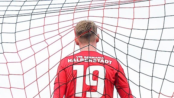 Ein Spieler von VfB Germania Halberstadt hinter einem Netz