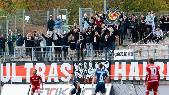 Fans auf der Tribüne bei der Begegnung VfB Germania Halberstadt - SV Babelsberg 03