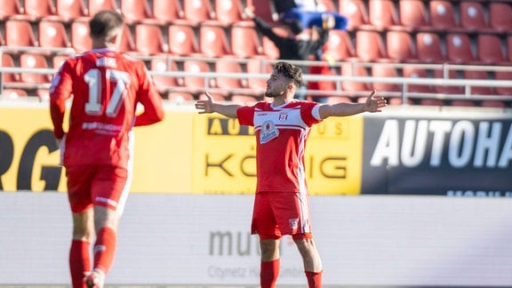 Torschütze Berk Inaler (Halle) jubelt nach seinem Tor zum 1:0