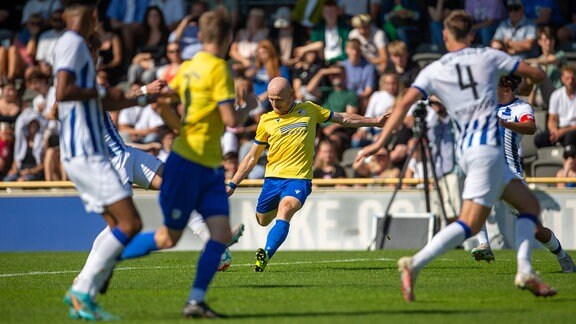 Jenas Maximilian Krauß schießt das Tor zum 1:0