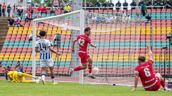 Cottbus' Maximilian Pronichev erzielt das Tor zum 0:2 gegen Berlins Torhüter Robert Kwasigroch