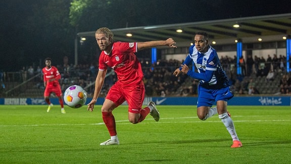 Felix Schlüsselburg (FSV Zwickau) vor Bilal Hussein (Hertha BSC II) am Ball