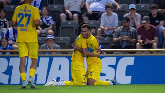  Theo Ogbidi (Lok Leipzig), Pasqual Verkamp (Lok Leipzig), Farid Abderrahmane (Lok Leipzig), Jubel nach Tor zum 0:3