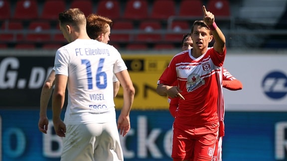 Freude über das Tor zum 1:0 bei Joe Richardson  (Hallescher FC)